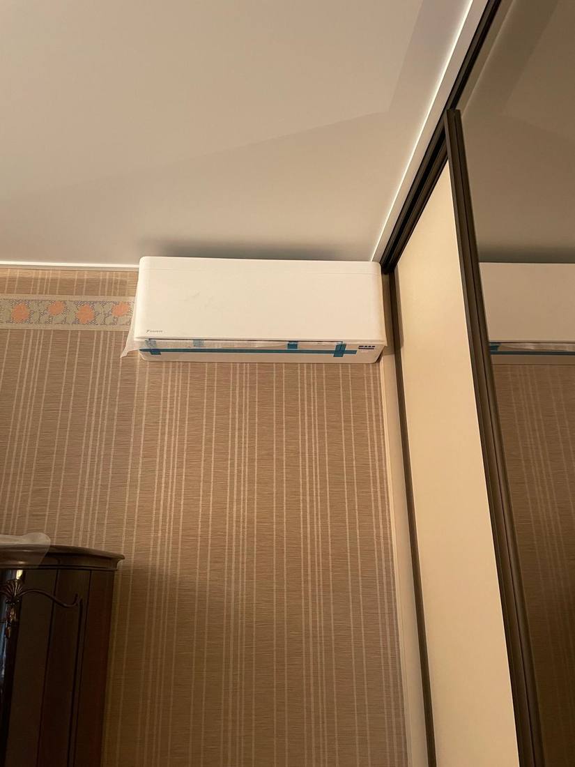 Climatisation murale installée dans une chambre