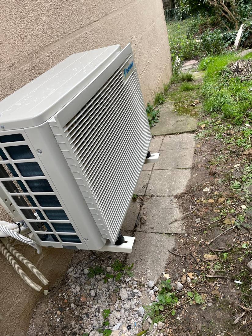 Unité extérieure Daikin fixée sur console murale