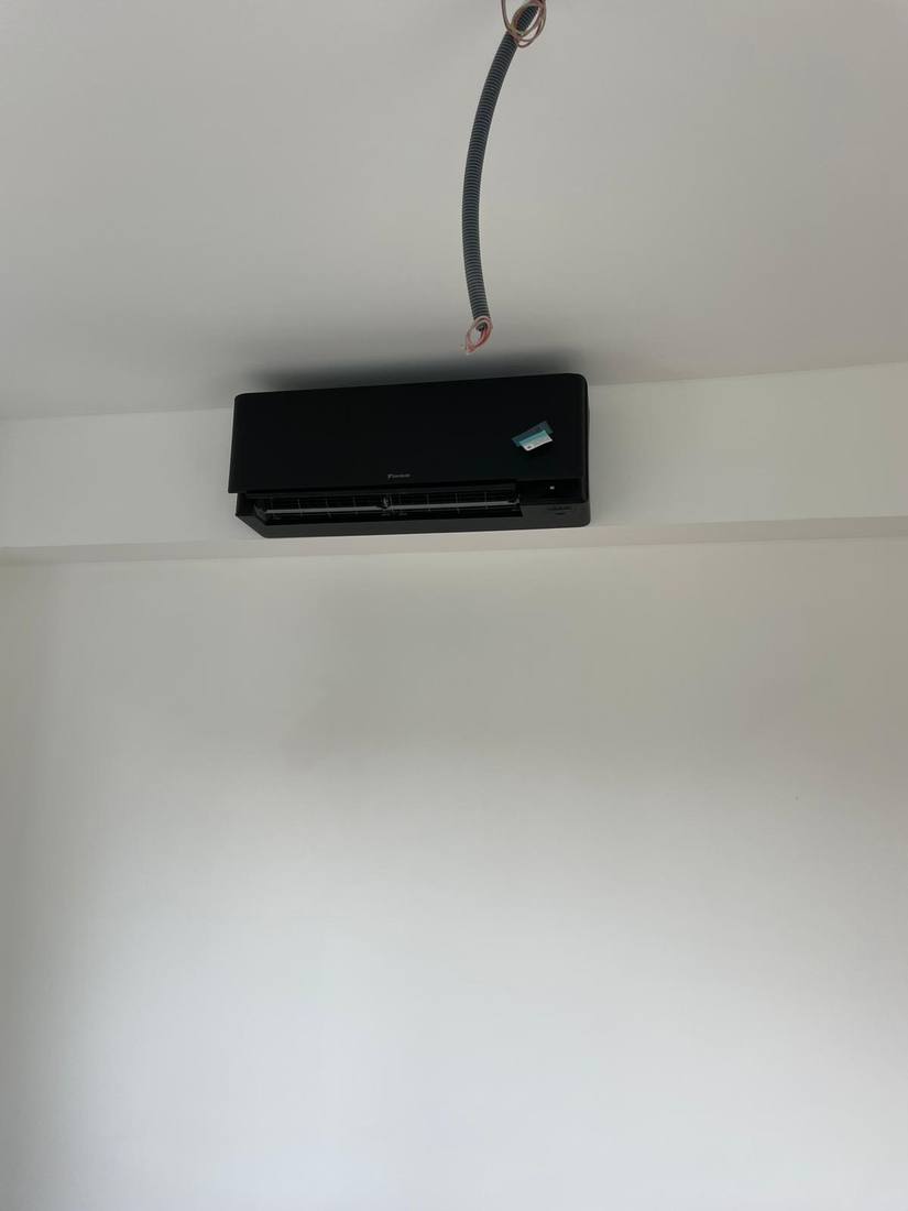 Climatiseur mural Daikin noir
