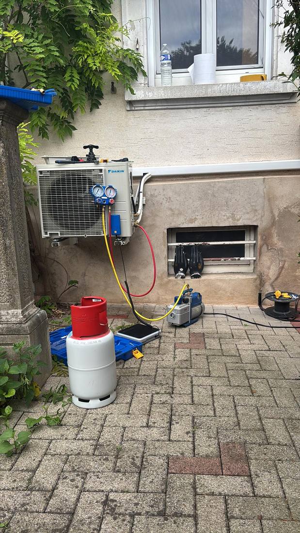 Mise en service d'une climatisation : tirage au vide et contrôle du fluide