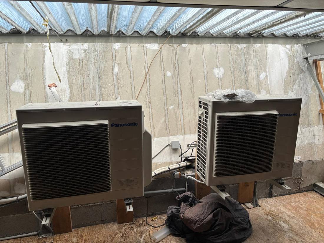 Deux unités extérieures Panasonic dans un local technique