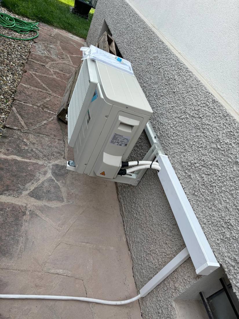Unité extérieure de climatisation installée sur terrasse