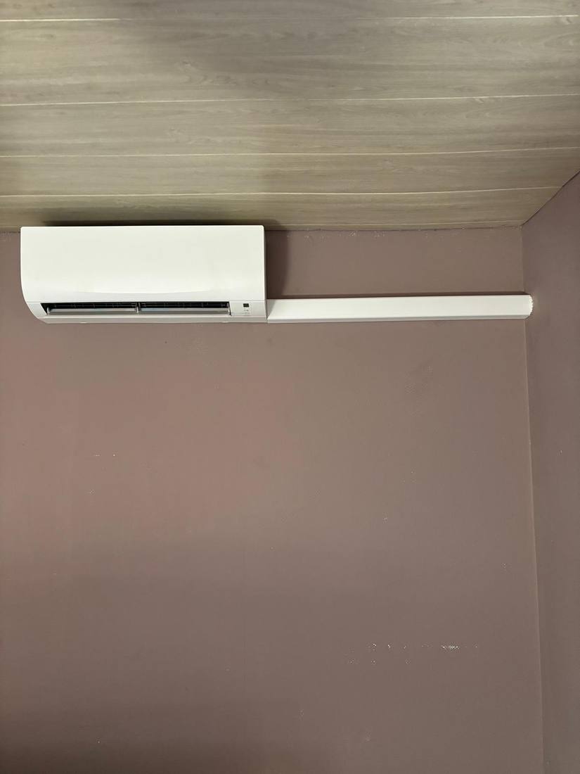 Climatisation murale blanche dans une chambre